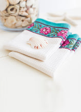Load image into Gallery viewer, Paisley Dream (Face Towels - Set of 4)
